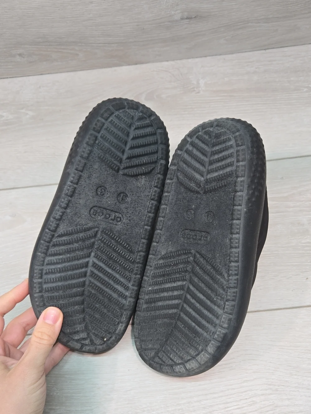 Crocs Big Kids Junior Quilted Boys Black Slip-On Puffer Shoes Clog Sz J3
